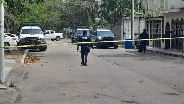 La posible ejecución fue el interior de una vivienda por lo que por fuera no se puede apreciar nada. las autoridades están ingresando a este inmueble dónde al parecer se rentan varios departamentos.