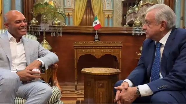 AMLO se reúne con el beisbolista Mariano Rivera en Palacio Nacional