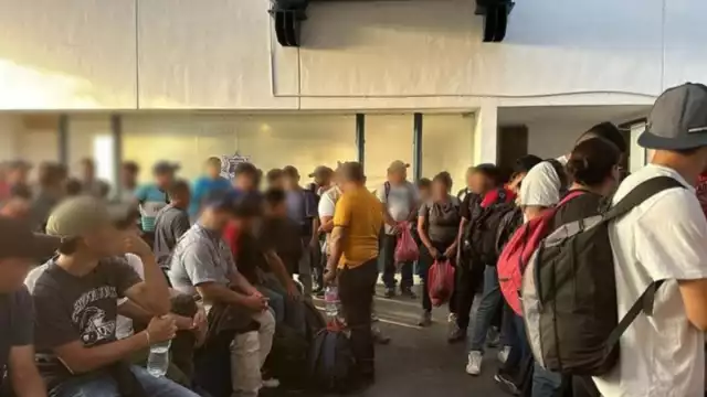 El Instituto Nacional de Migración apoyó a 114 migrantes que viajaban en un autobús para que puedan seguir su proceso administrativo migratorio