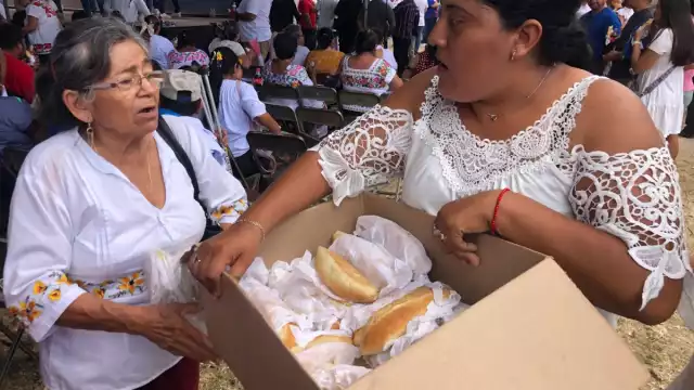 Las tortas se repartieron a los asistentes a la campaña de Renán Barrera en Oxkutzcab