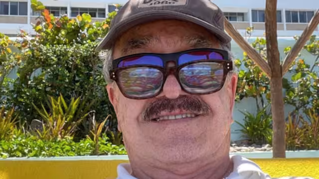 Pedro Sola confiesa haberse casado en el extranjero y muestra su anillo de compromiso