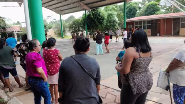 Dentro de la escuela se han encontrado latas y botellas de cervezas