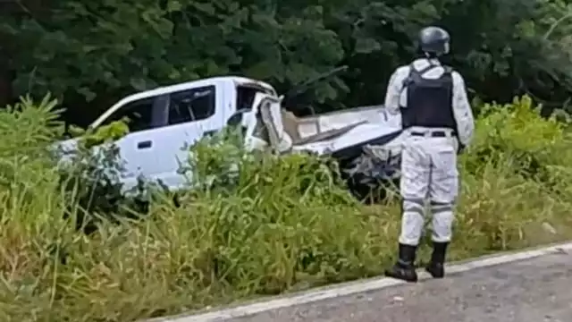 La unidad pesada también se salió de la vía y parte de los bloques de concreto que transportaban quedó regada en la cinta asfáltica; aunque la mayoría se quedó en su lugar.