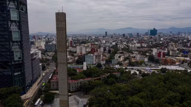 Cuestionaron a Calderón Hinojosa por no haber hecho una consulta pública sobre la construcción de la Estela de Luz