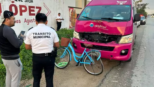 La van, que circulaba en el sentido contrario la golpea de frente