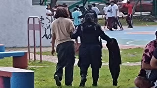 Policías auxiliaron a las estudiantes para llevarlas a sus casas