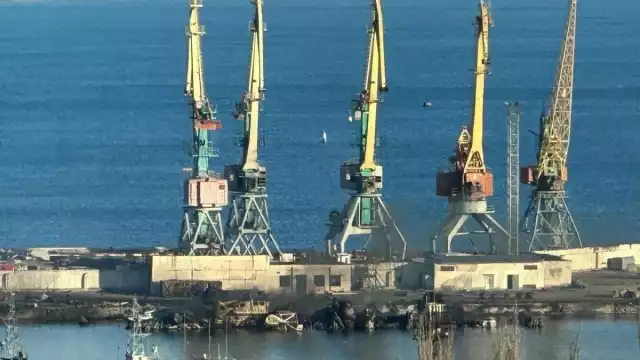 Ucrania informó que durante la madrugada de este martes destruyó el buque ruso Novocherkassk, atracado en el Mar Negro