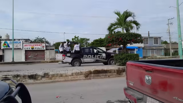 Los hombres fueron detenidos por ingerir bebidas alcohólicas en la vía pública