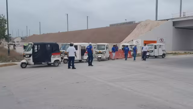 Mototaxistas de Playa del Carmen  permanecen con el bloqueo esta mañana