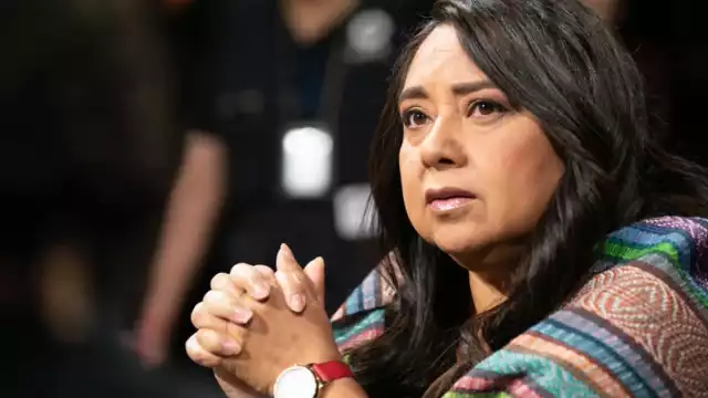 La obra utiliza diversos recursos teatrales, como la transformación de actores en personajes en algunas historias