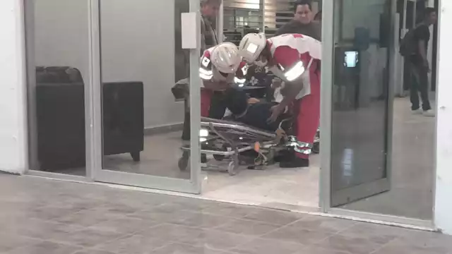 El hombre fue atendido por personal de la Cruz Roja