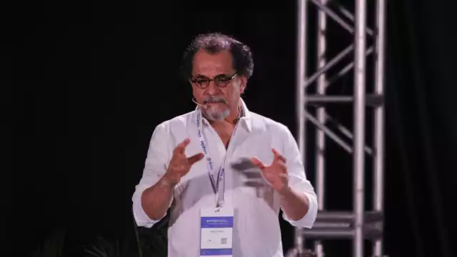 Sus materiales y técnicas reúnen la experiencia entre la construcción de geometría sensible