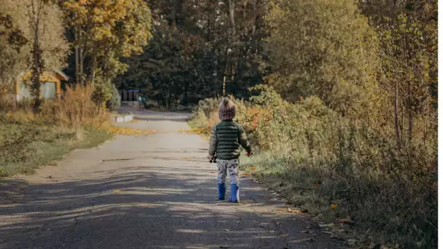 Niña logra escapar de su mamá en una guardería. Especial