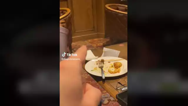 Mexicano asiste a un restaurante en París y capta ratas corriendo