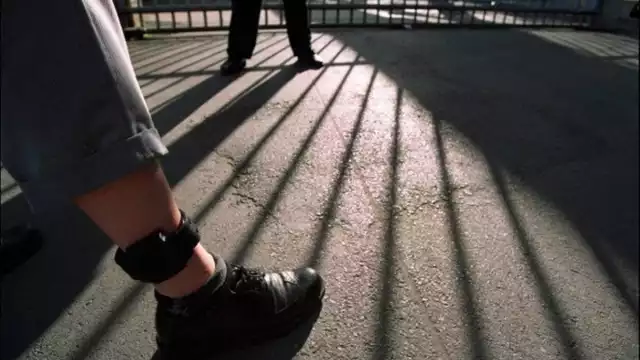 El hombre deberá portar el localizador el tiempo que dure el proceso