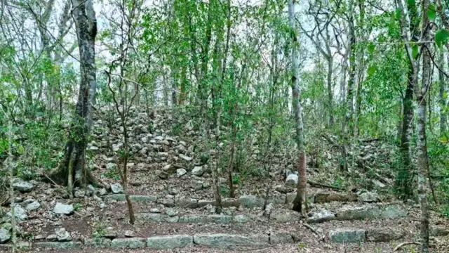 Ocomtún, significa “columna de piedra en maya