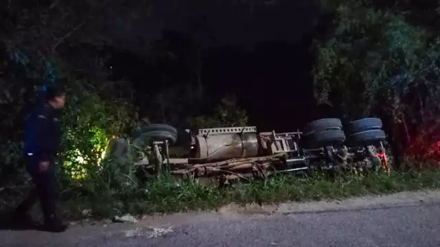 La calle fue cerrada en espera de que llegara una grúa que sacara la unidad del monte