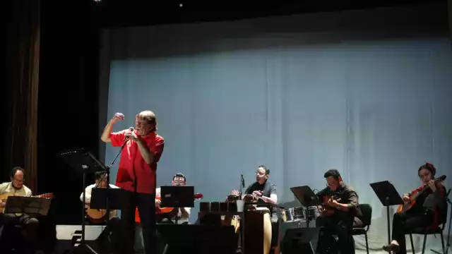 También cantó Hoy, poema de Fernando Espejo, que musicalizó como homenaje póstumo