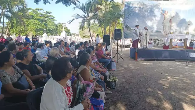 Los camposantos lucieron coloridos y abarrotados de familias que se dieron cita para visitar a sus difuntos honrando su memoria