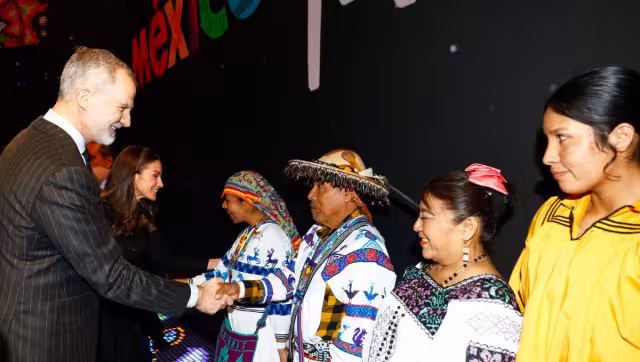 Durante su recorrido por los pabellones de Fitur, los reyes se detuvieron algunos minutos en el espacio dedicado a México