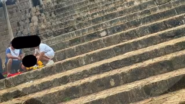 Turista sufre una aparatosa caída mientras descendía de una edificación maya de Ek Balam