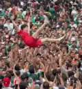 Durante Fan Fest coreano es lanzado por los aires por fanaticada mexicana.