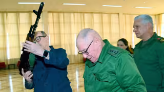 Silvio Rodríguez recibe un fusil AKM en Cuba y desata polémica en medio de tensión con EU