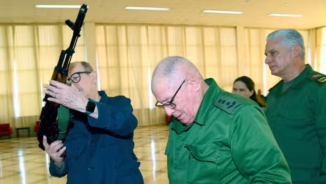 La entrega del arma ocurre días después de que el cantautor manifestara públicamente su intención de tomar las armas en caso de un conflicto con Estados Unidos