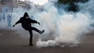Francia vive masivas protestas estudiantiles: 256 mil marchan contra recortes y por mejoras en educación