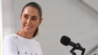 Sheinbaum entrega Beca Rita Cetina en Minatitlán y defiende apoyo universal para estudiantes