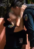 Exhiben a policías besándose en plena calle; ambos terminan despedidos en Umán