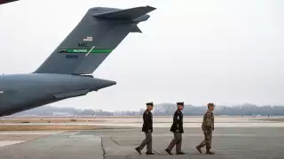 Estados Unidos evacúa personal de su base en Qatar ante amenazas de Irán y escalada regional