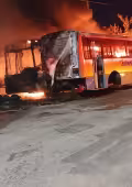 Se incendian minibuses abandonados en la colonia Sambulá.