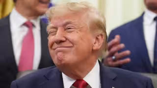 Presidente Trump propone cambiar el nombre de la inteligencia artificial mientras veta a medios de la Casa Blanca
