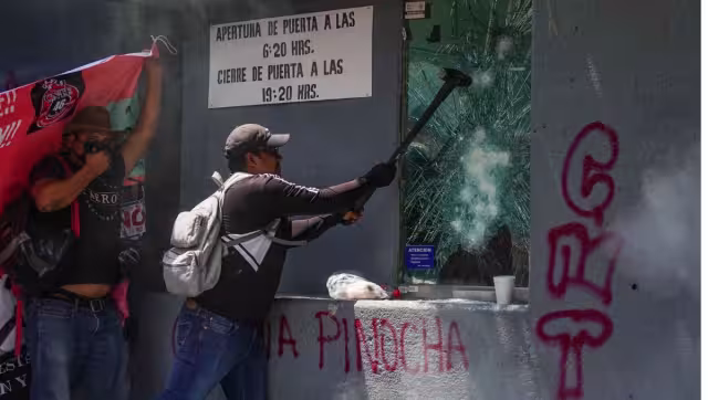 Maestros de la CNTE llegaron  a manifestarse a un edificio de la Secretaría de Educación Pública en Avenida Revolución