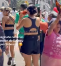 Participantes del maratón de la CDMX, hicieron una pausa para tomar un trago de caguama