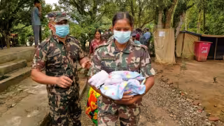 Rescatan con vida a niña de 6 años tras pasar casi 60 horas atrapada bajo escombros en Nepal