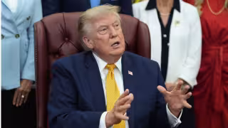 Trump amenaza a Irán con mantener bloqueo naval hasta lograr un acuerdo o “rendición total”