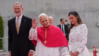 Reyes de España reciben al papa León XIV en el Palacio Real durante su primera visita al país