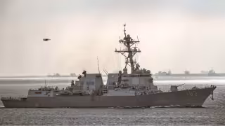 Buques de guerra de Estados Unidos chocan en plena maniobra de reabastecimiento; reportan marineros heridos