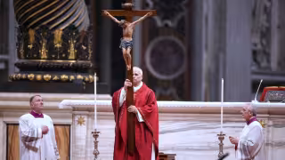 Papa León XIV protagonizara histórico Viacrucis en Roma cargando la cruz en todo el recorrido del Coliseo: EN VIVO