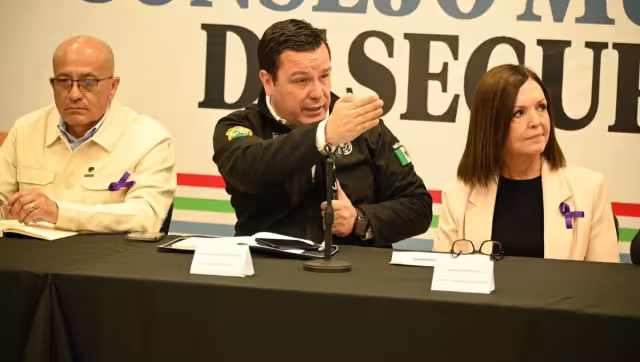 Federico Fernández Montañez,  fiscal general de Coahuila (centro)