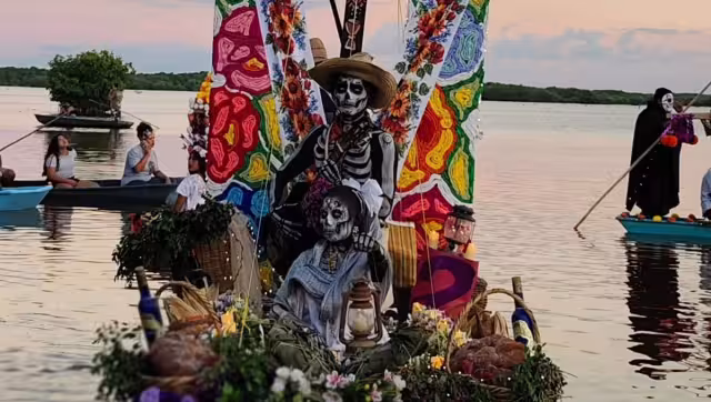 Realizan un recorrido de chalanas decoradas como parte del primer Festival de las Ánimas en Sisal