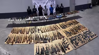 Decomisan 210 armas en Nuevo León; arsenal iba de Texas a grupos criminales en México