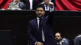 Marath Bolaños destaca reducción de jornada laboral y alza salarial durante comparecencia en San Lázaro