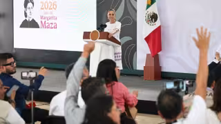 Presidenta de México encabeza entrega de la Beca Rita Cetina en Minatitlán durante gira por Veracruz: EN VIVO