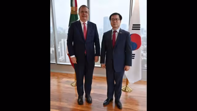 Marcelo Ebrard, secretario de Economía  y el ministro de Comercio de Corea del Sur, Yeo Han-koo