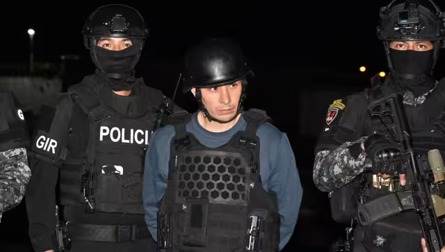 El arribo de 'Lobo Menor' se realizó bajo un fuerte dispositivo de seguridad en el aeropuerto de Guayaqui