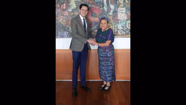 Canciller Roberto Velasco y Rigoberta Menchu, Premio Nobel de la Paz