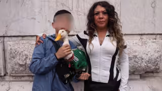 Presidenta Sheinbaum habla con Karla, dueña del pato Merlín, y celebra que ya tenga casa para sus hijos